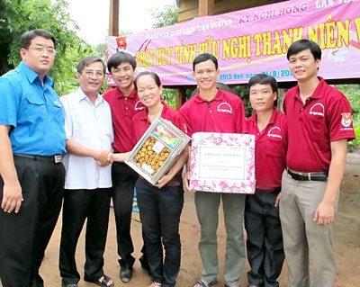 Nguyen Van Ranh (second from L ) with volunteers in Laos (Photo: SGGP)